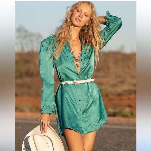💥💥SALE!!💥💥 Rare Chasing unicorns November Nights Teal Silk and Satin shirtdress